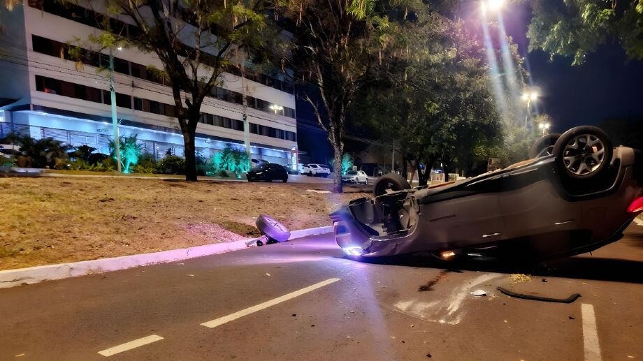 Carro capotou após bater em veículo estacionado na avenida Mato Grosso, em frente à sede da OAB, em Campo Grande; motorista saiu ileso.