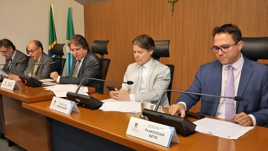Deputados estaduais durante reunião da Comissão de Constituição, Justiça e Redação (CCJR) da Assembleia Legislativa de Mato Grosso do Sul, realizada nesta quarta-feira (3), onde foi aprovado o projeto que destina receita de multas para custear o CNH MS So