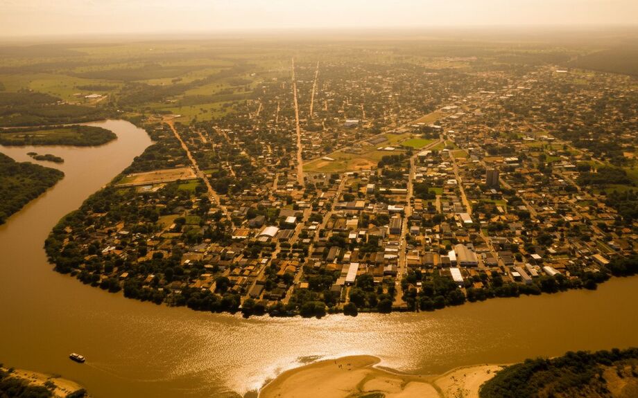 Vista aérea de Coxim, no norte de Mato Grosso do Sul, que registrou 41,3 °C e foi a cidade mais quente do Brasil no último dia de setembro.