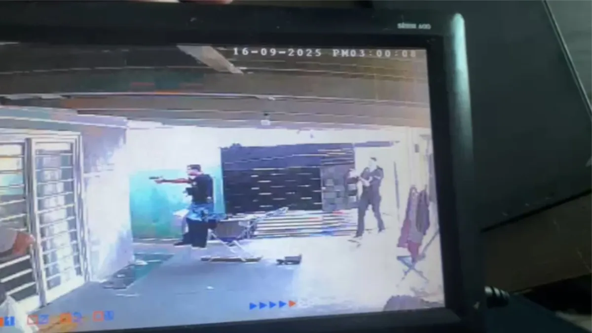 Imagens de câmeras de segurança mostram policiais entrando em casa para prender suspeito por manter a enteada sob abusos e cárcere durante 22 anos no Paraná