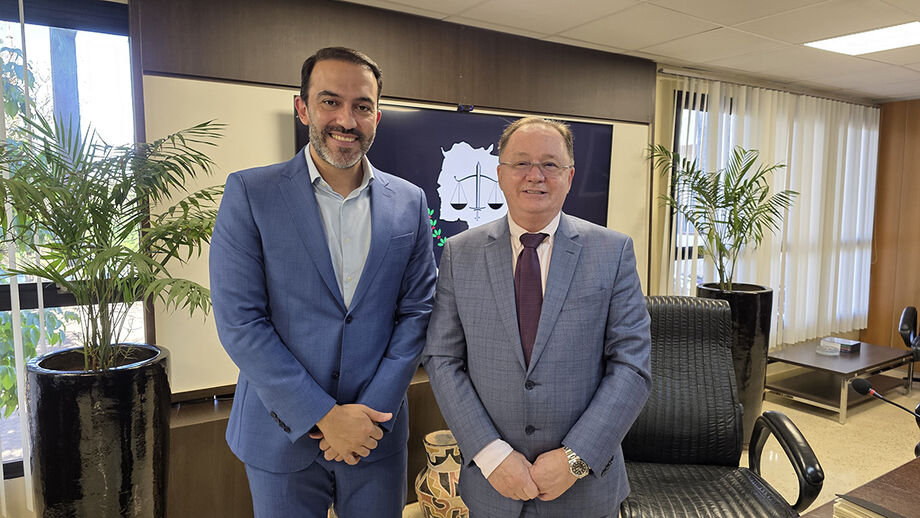 O diretor de Sustentabilidade da Fiems, Robson Del Casale e o presidente do TJMS, Dorival Pavan