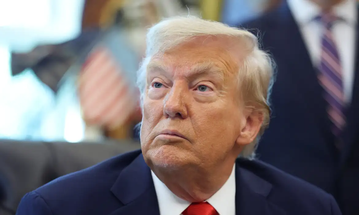 Trump declara Antifa organização terrorista; especialistas alertam que medida pode criminalizar protestos e abrir espaço para repressão política.