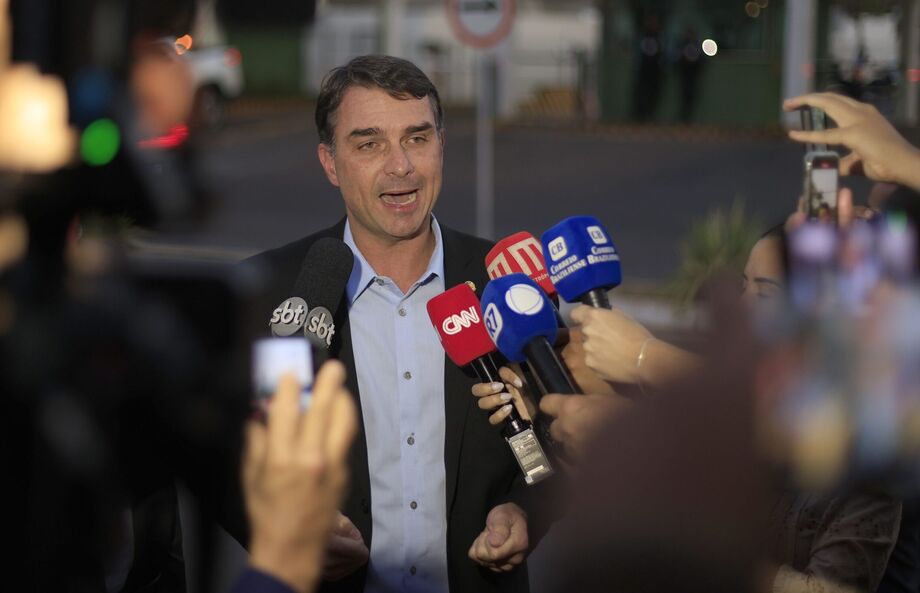 Flávio Bolsonaro volta a defender anistia ampla, geral e irrestrita.