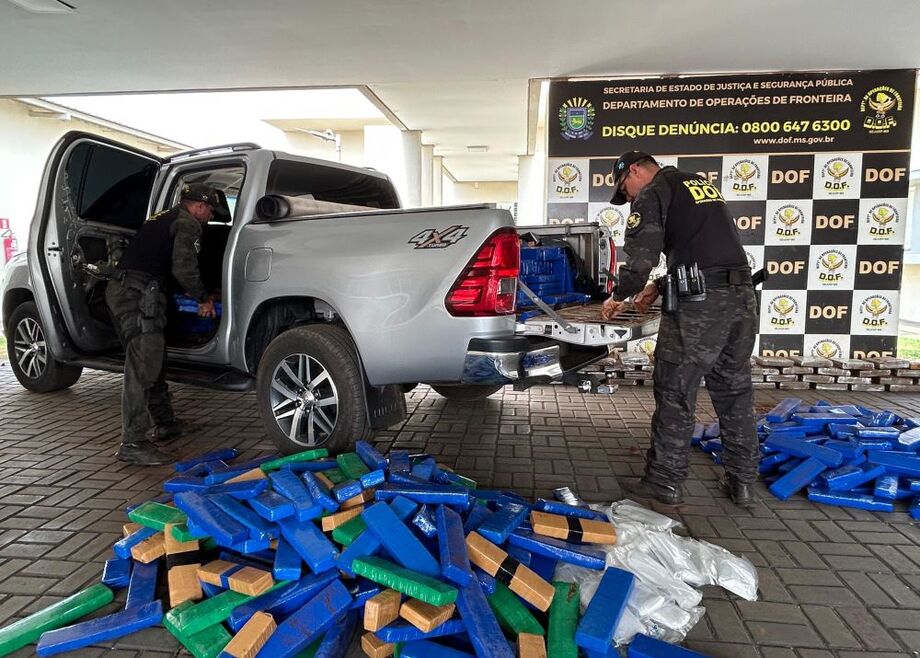 Policiais do DOF descarregam mais de 1,3 tonelada de drogas escondidas em caminhonete roubada, apreendida em Dourados após denúncia anônima.