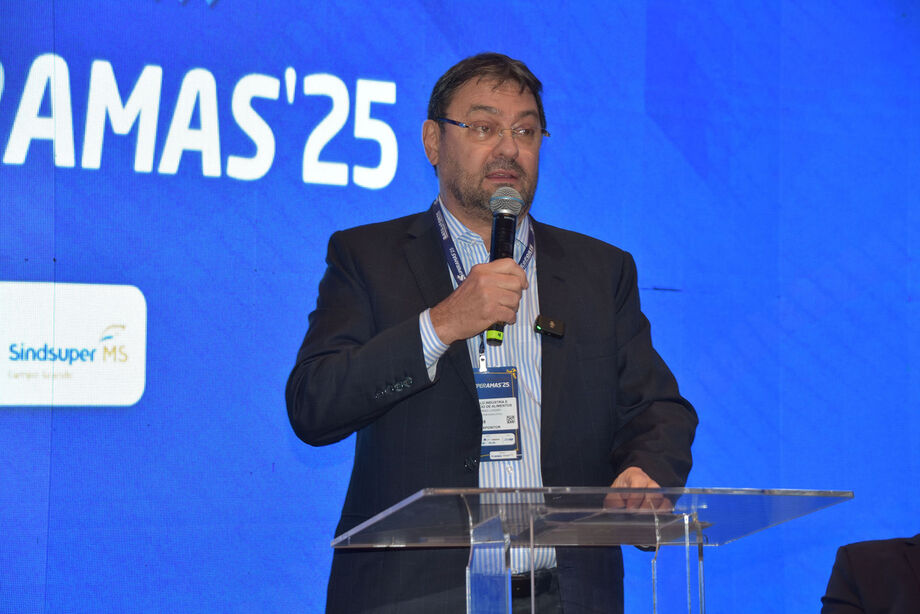 Sérgio Longen, presidente da Fiems, discursa na abertura da SuperAMAS'25, destacando o apoio do Sistema Indústria ao setor supermercadista.