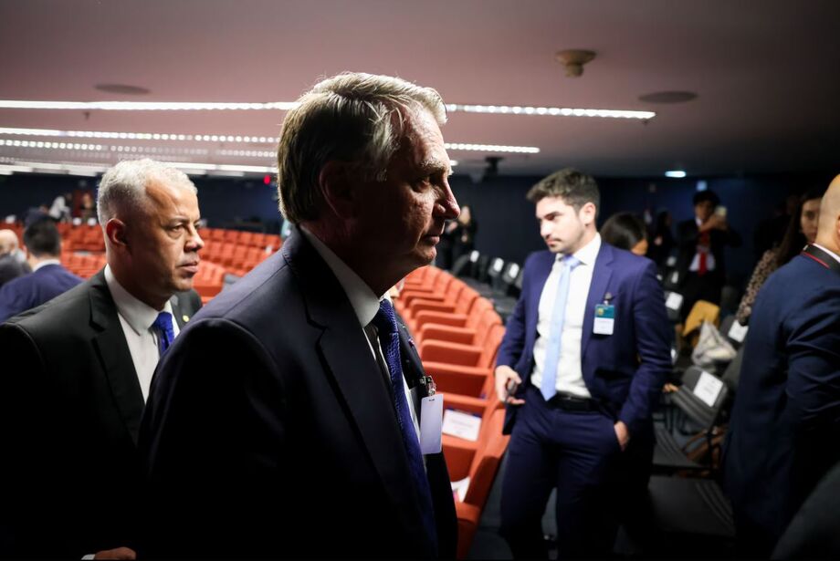 Jair Messias Bolsonaro é acusado de cinco crimes e, em eventual condenação, pode encarar pena de até 43 anos.