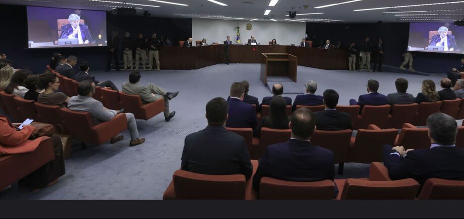 A primeira turma do Supremo Tribunal Federal (STF) dá prosseguimento ao julgamento do ex-presidente Jair Messias Bolsonaro (PL) e mais sete réus acusados de planejarem um golpe de Estado.