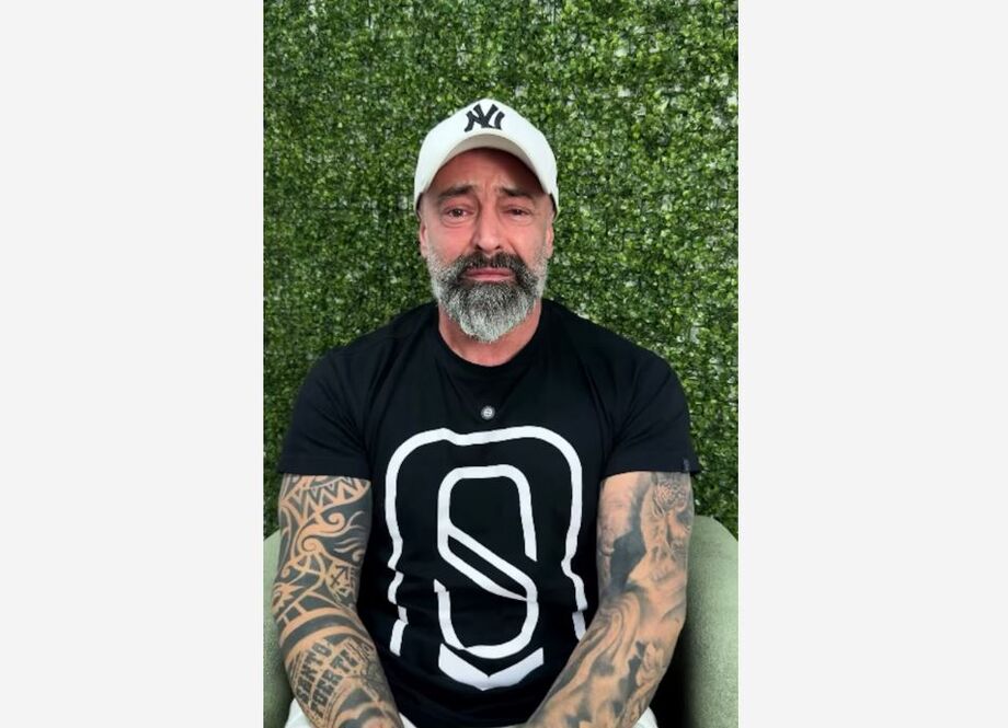 O humorista Cris Pereira, condenado por estupro de vulnerável, durante vídeo em que se pronuncia pela 1.ª vez sobre o caso.