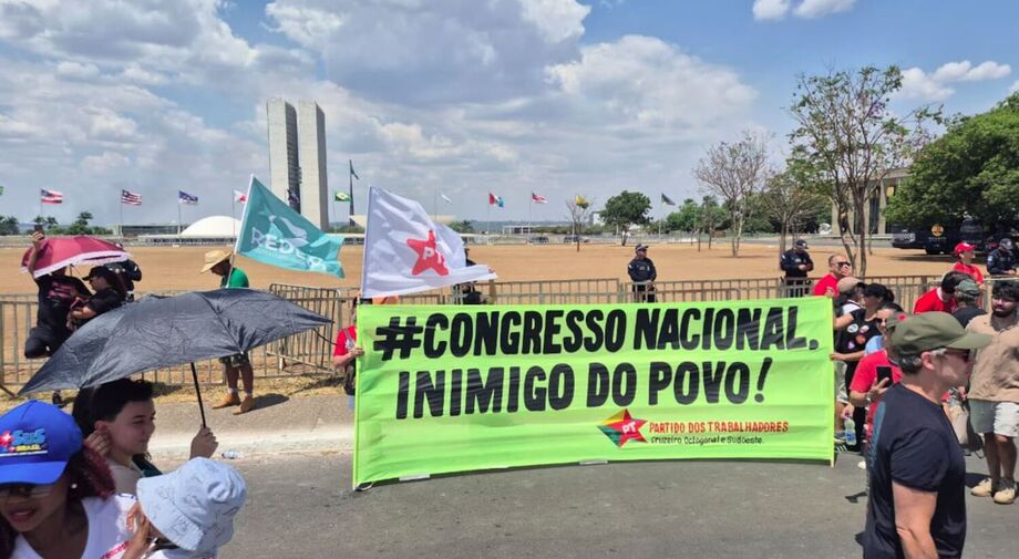 Manifestação de apoiadores do presidente Lula contra PEC da Blindagem e anistia a bolsonaristas, em Brasília.