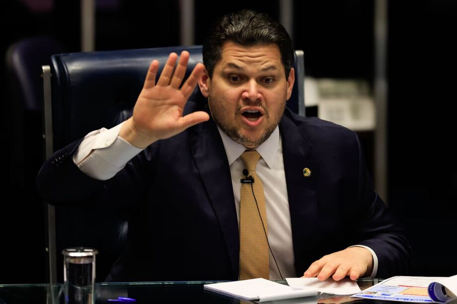 O presidente do Senado, Davi Alcolumbre, criticou o deputado Eduardo Bolsonaro.