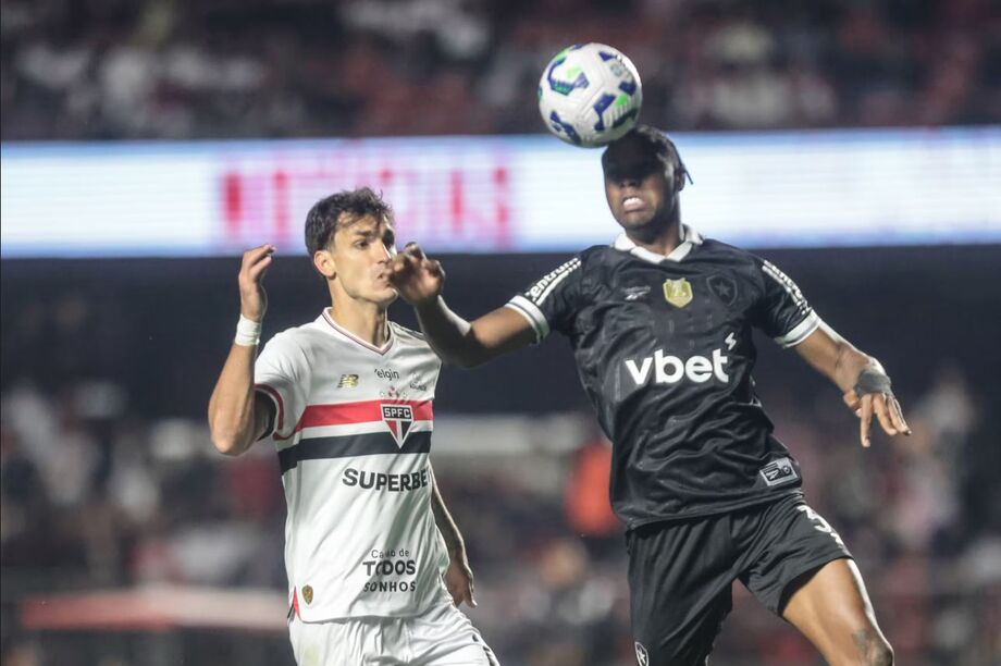 Dinenno disputa a bola em São Paulo x Botafogo.