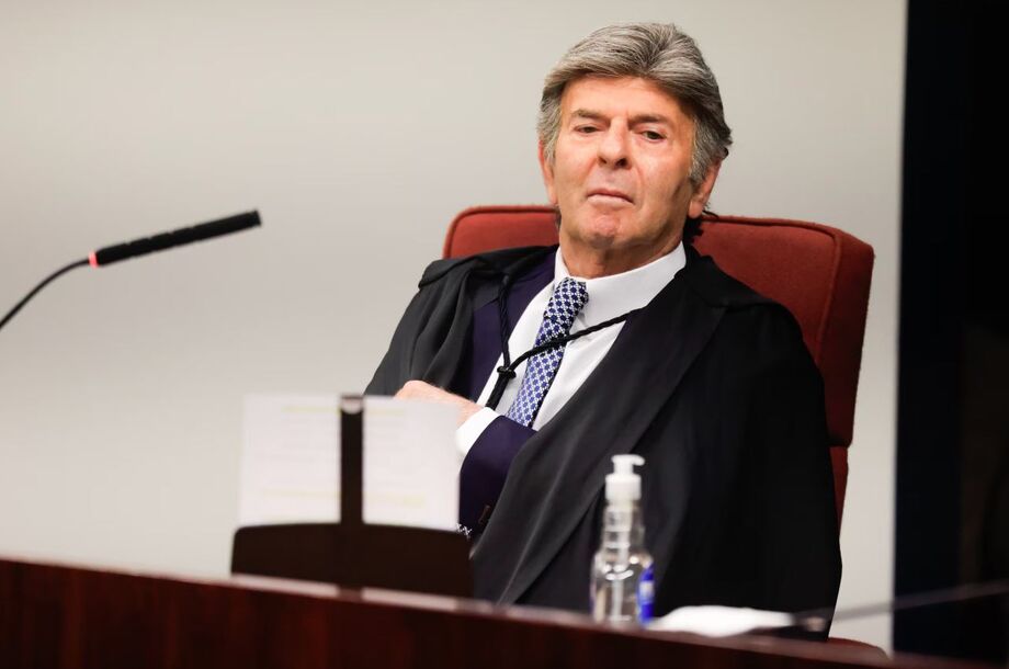 Fux absolve Mauro Cid de organização criminosa, mas mantém acusação de golpe.