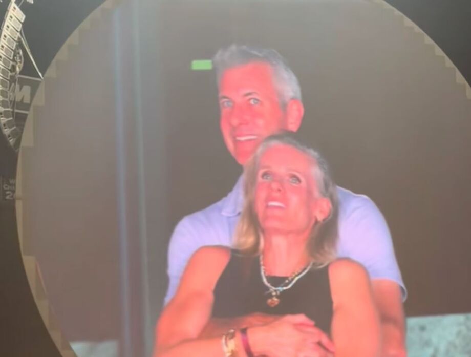 Andy Byron e Kristin Cabot, CEO e diretora de RH, flagrados em 'câmera do beijo' do show do Coldplay.