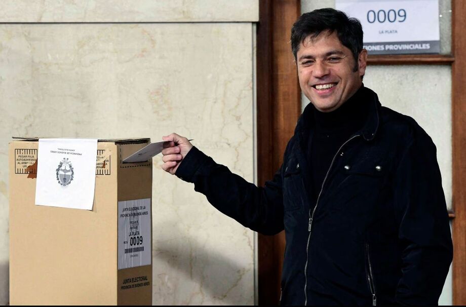 O governador de Buenos Aires, Axel Kicillof, vota nas eleições legislativas da província de Buenos Aires, em La Plata.