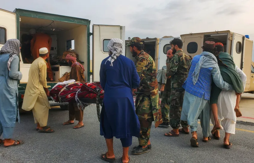 Soldados do Talibã e civis carregam vítimas de terremoto em um aeroporto em Jalalabad, Afeganistão, em 1º de setembro de 2025