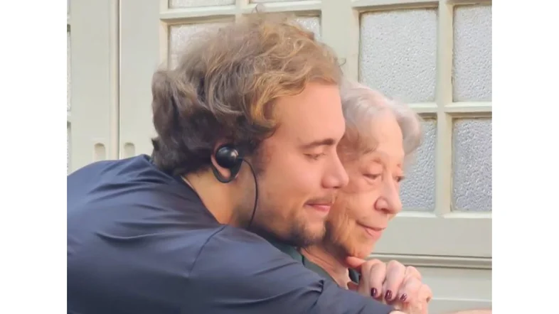 Fernanda Montenegro posa com o neto Davi Torres