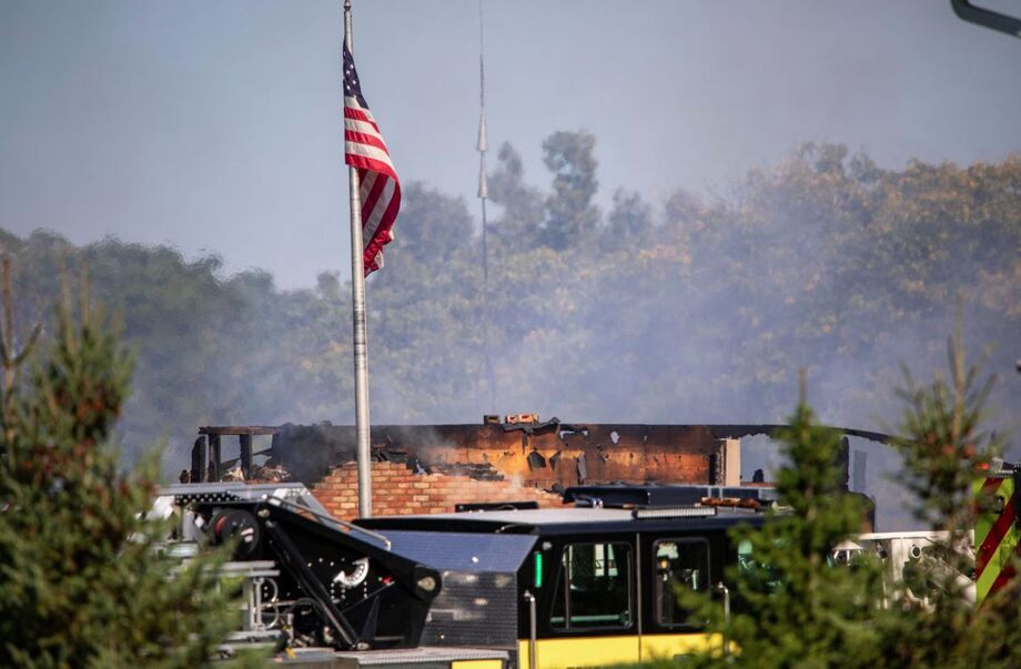 Serviços de emergência respondem a um tiroteio e incêndio na Igreja de Jesus Cristo dos Santos dos Últimos Dias em 28 de setembro de 2025, em Grand Blanc, Michigan. A polícia disse que há múltiplas vítimas e o atirador está abatido.
