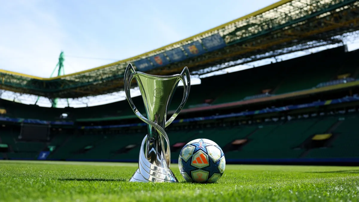 Troféu e bola da final da Champions League Feminina