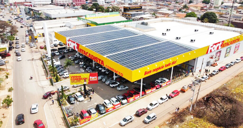 Grupo Pereira adota fontes renováveis em quase todas as lojas Fort Atacadista e Supermercados Comper para cortar gastos e reduzir impactos ambientais.