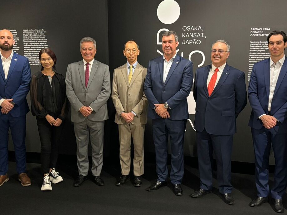 Legenda: Eduardo Riedel com autoridades do Brasil e Japão durante apresentação da Rota Bioceânica na Japan House São Paulo..