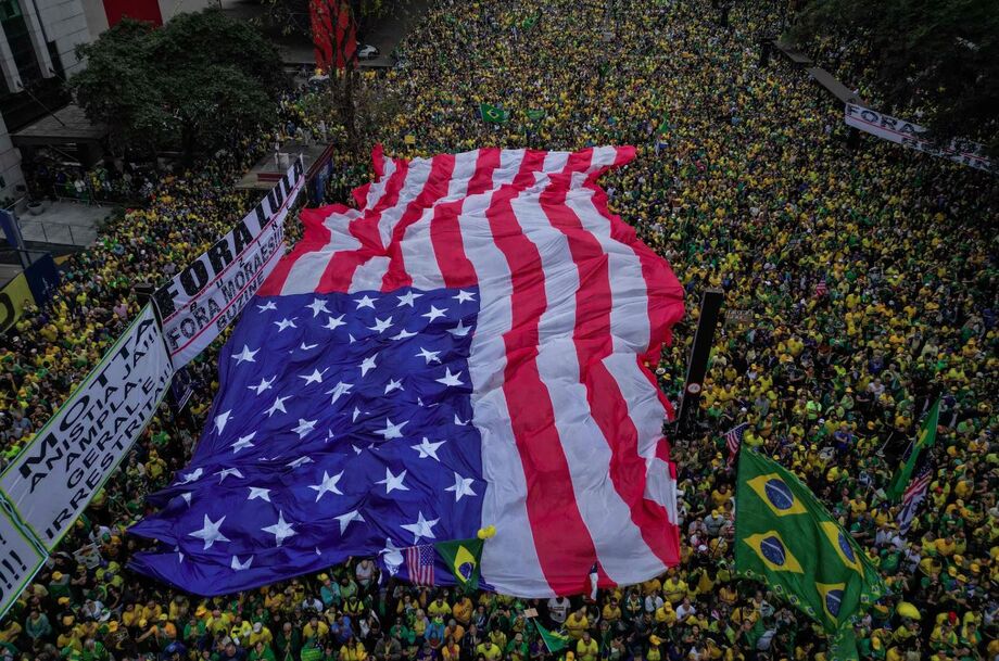 Apoiadores do projeto de anistia aos envolvidos no golpe de 8 de janeiro levaram para o ato na Avenida Paulista uma bandeira gigante dos EUA.