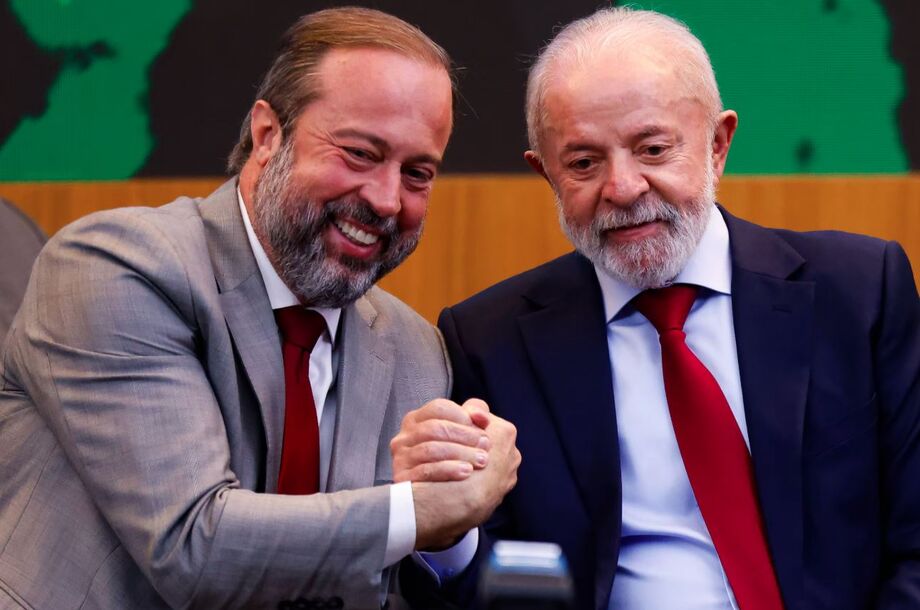 Ministro de Minas e Energia, Alexandre Silveira, ao lado do presidente Lula.