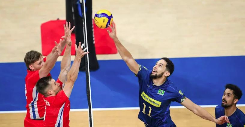 Judson Nunes (11), central sul-mato-grossense, ataca contra a marcação tcheca em vitória do Brasil por 3 a 0 no Mundial de Vôlei; jogador fez 10 pontos e se firma na equipe de Bernardinho.