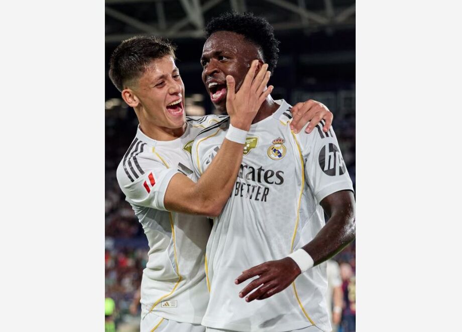Vini Jr. e Franco Mastantuono celebram gol pelo Real Madrid em partida de LaLiga contra o Levante.