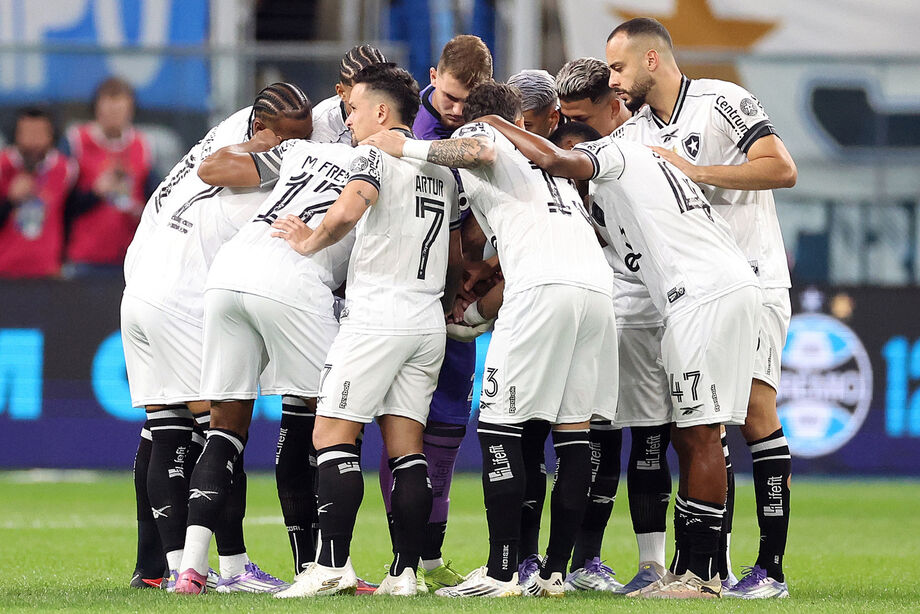 Grêmio empata com Botafogo nos acréscimos em pênalti polêmico.