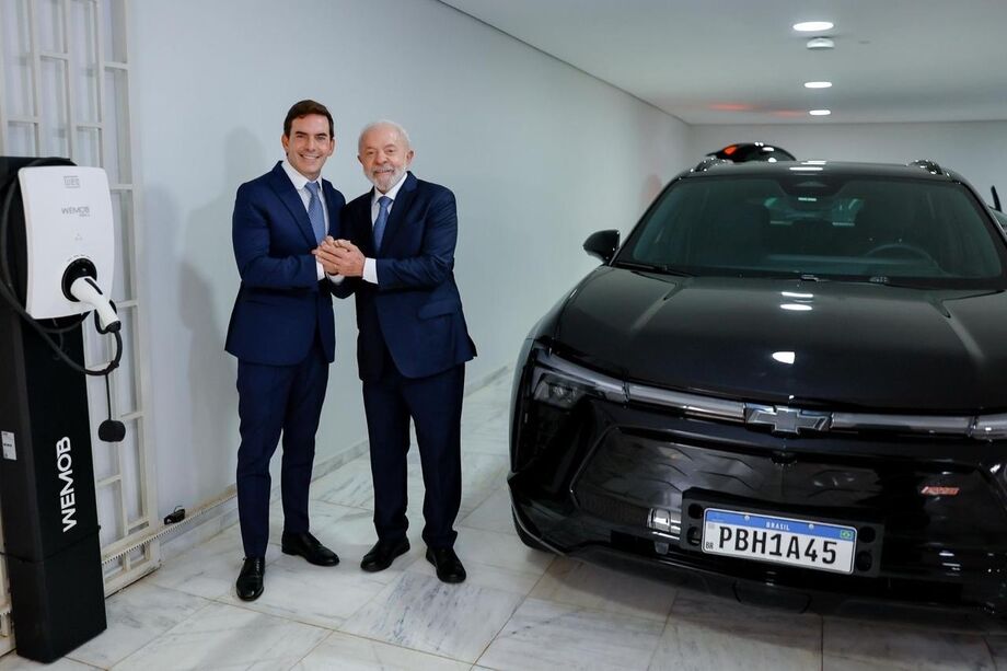 Presidente Lula recebe Blazer EV da GM; carros elétricos passam a integrar comboio oficial.