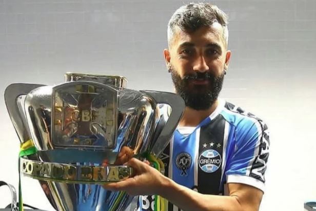 Ex-jogador Douglas dos Santos é declarado foragido por dívida de pensão alimentícia.