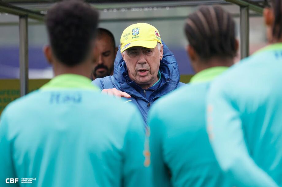 Ancelotti testou dois times diferentes em treino da seleção brasileira na Granja Comary para duelo com a Bolívia.