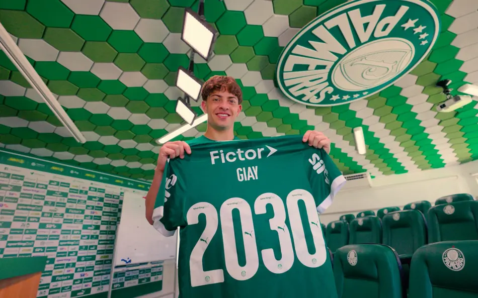 Lateral-direito de 21 anos acertou novo vínculo com o Verdão até 2030