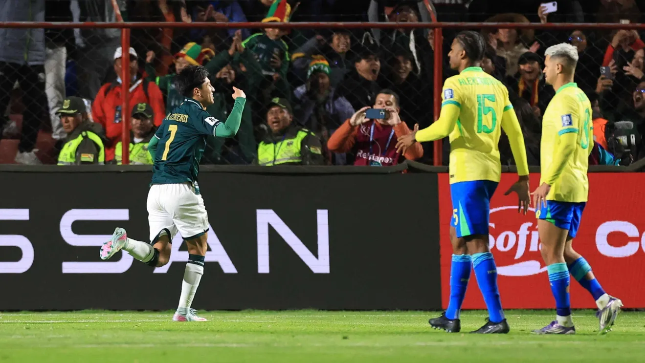 Miguelito comemora o gol da Bolívia enquanto os jogadores do Brasil lamentam
