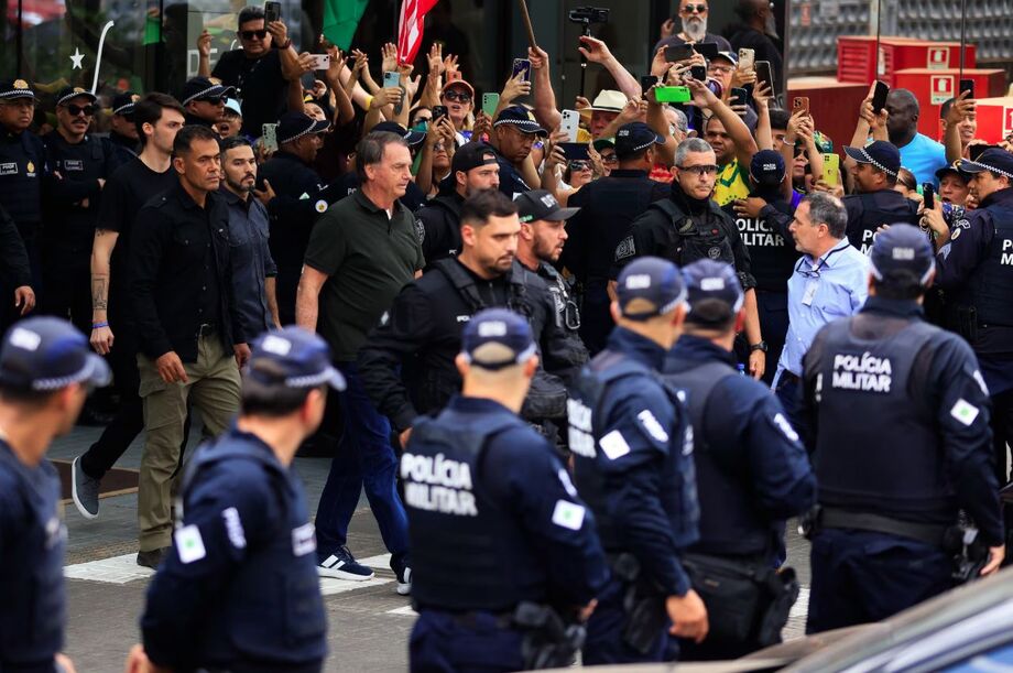 O ex-presidente da República Jair Bolsonaro deixa o Hospital DF Star, em Brasília no início da tarde de domingo 14 após realizar remoções e uma biópsia de lesões de pele.