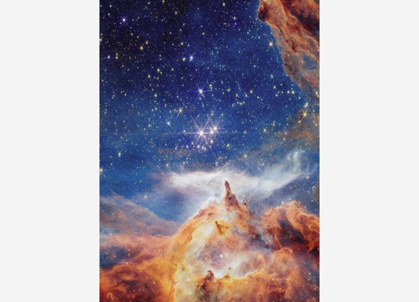 Imagem fornecida pela Nasa mostra uma cena de nascimento de estrelas capturada pelo Telescópio Espacial James Webb.
