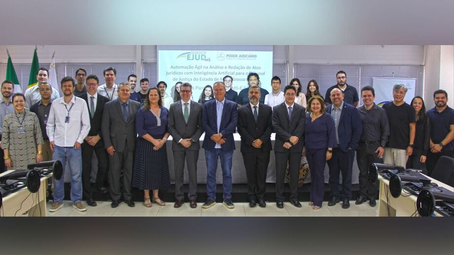 Representantes do TJMS e da UFMS durante o lançamento do projeto de inteligência artificial para automatizar a redação de atos jurídicos, em Campo Grande.