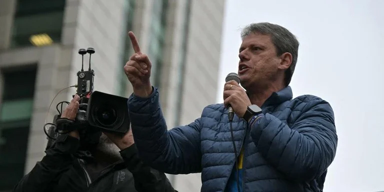 Tarcísio de Freitas reforça apoio a Bolsonaro e critica julgamento do ex-presidente.