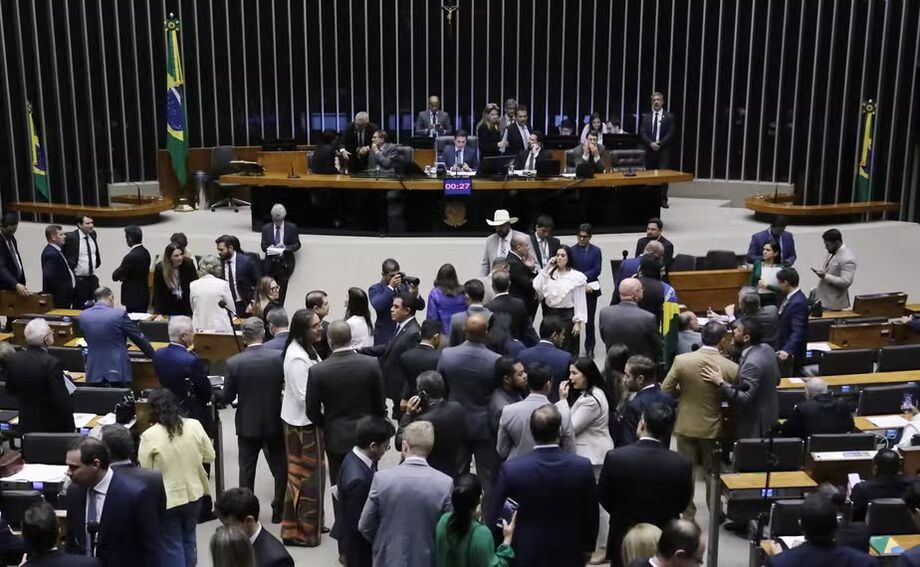 Deputados se reúnem no plenário da Câmara durante a votação da urgência do projeto de anistia, em 17 de setembro de 2025.