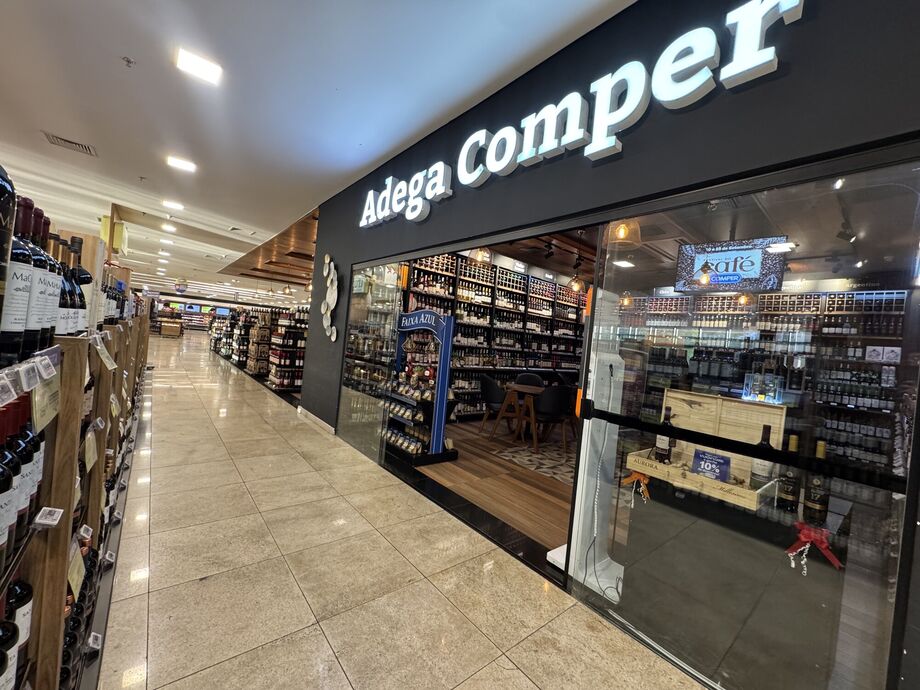 Fachada da Adega Comper, no supermercado Comper Itanhangá, em Campo Grande (MS). O espaço reúne vinhos nacionais e importados em diferentes formatos
