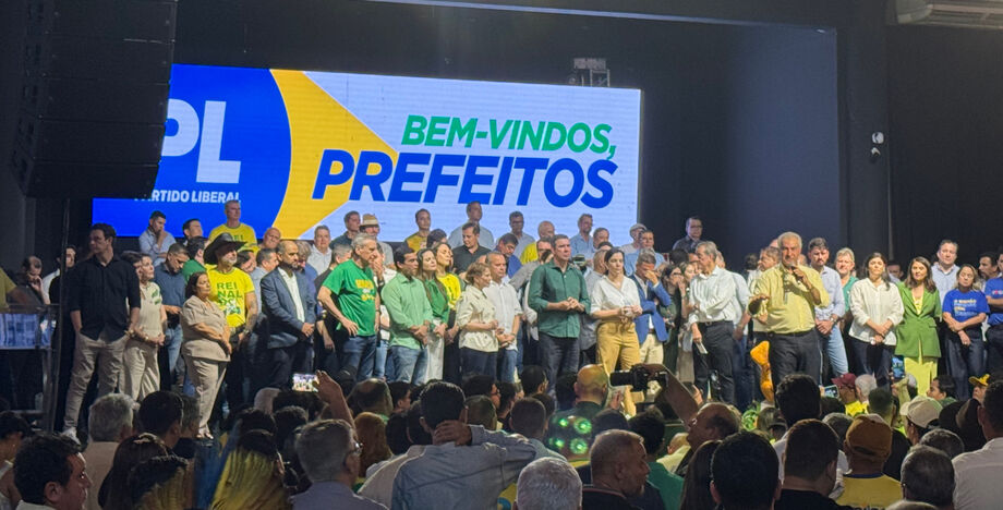 Com o auditório lotado, Reinaldo Azambuja discursa durante ato de filiação ao PL, neste domingo (22), em Campo Grande.