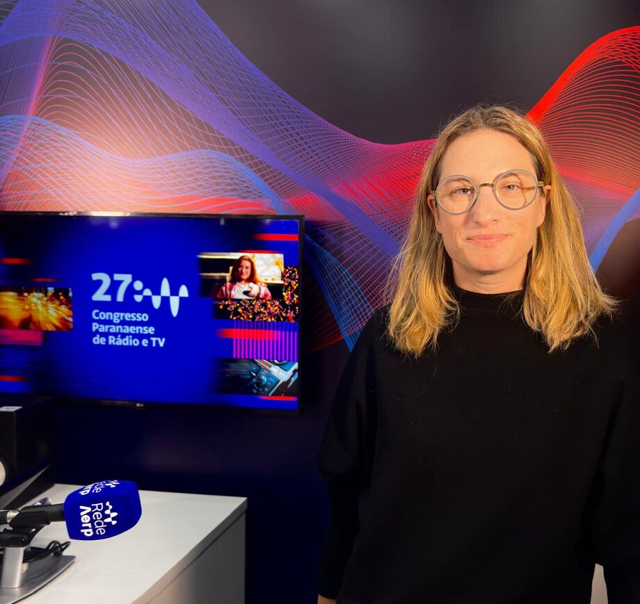 Daniela Klaiman durante o 27º Congresso Paranaense de Rádio e TV, onde falou sobre o papel do rádio no presente e no futuro tecnológico