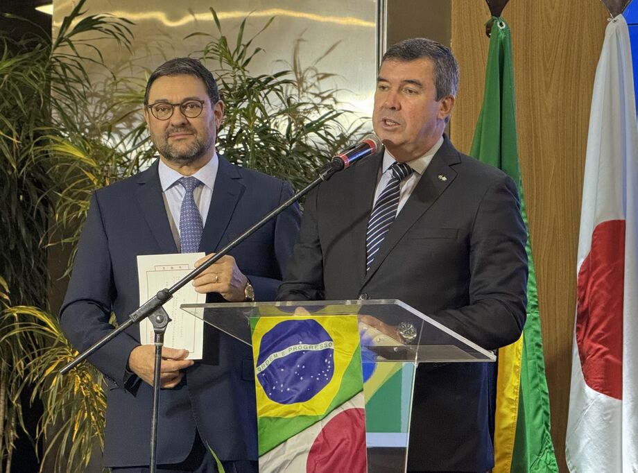 Sérgio Longen e o governador Eduardo Riedel durante discurso na cerimônia de diplomação consular.