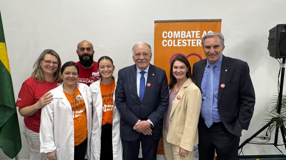 Dr. Luiz Ovando ao lado de médicos, entidades de saúde e parlamentares em evento pelo combate ao colesterol e prevenção das doenças cardiovasculares.