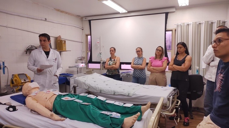 Profissionais de saúde participam de treinamento simulado sobre sepse no Humap-UFMS, em Campo Grande, para agilizar o atendimento aos pacientes