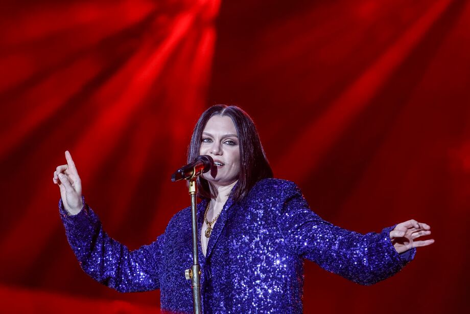 Jessie J faz discurso emocionante sobre tratamento de câncer durante show no The Town