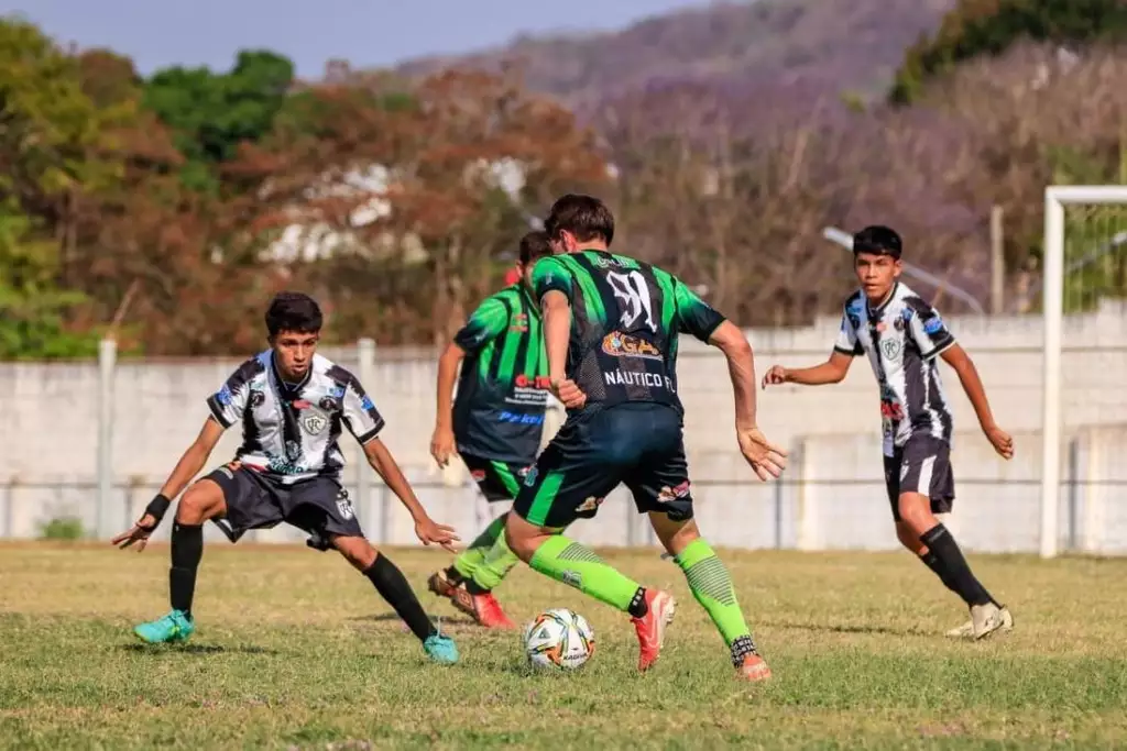 Jogadores do Corumbaense e do Náutico disputam a bola no primeiro jogo da final do Estadual Sub-15, em Corumbá (MS).