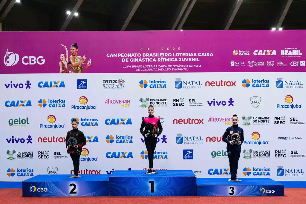 Sul-mato-grossense Ana Júlia Borges no lugar mais alto do pódio após conquistar título inédito para MS na ginástica rítmica juvenil.
