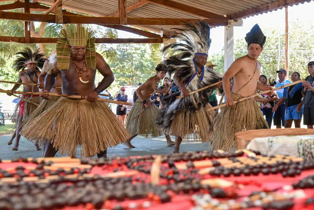 Apresentação cultural com dança e cantos tradicionais na aldeia Cabeceira.