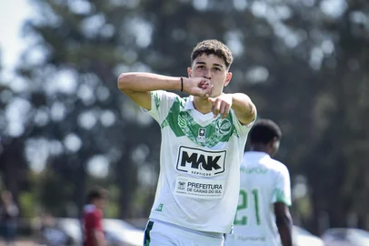 Jogador do Náutico comemora gol da vitória sobre o Corumbaense na final de ida do Estadual Sub-15, no estádio Arthur Marinho, em Corumbá.